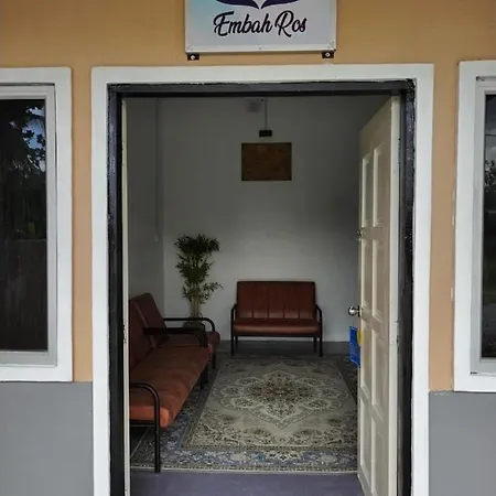 Homestay Embah Ros & Embah Lek Hutan Melintang Exterior photo
